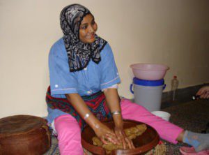 Trabajadora en una cooperativa de comercio justo marroquí. Extraída del blog.