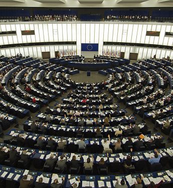 El Parlamento Europeo da luz verde a la directiva que obliga a las empresas a proteger los derechos humanos y el medio ambiente